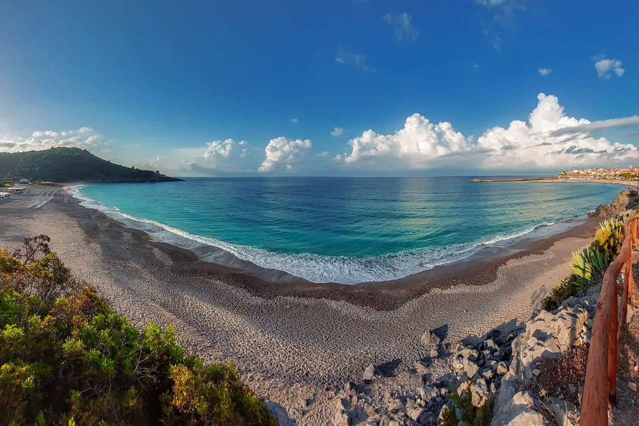 La costa del Cilento a Marina di Camerota, fra scogliere e calette