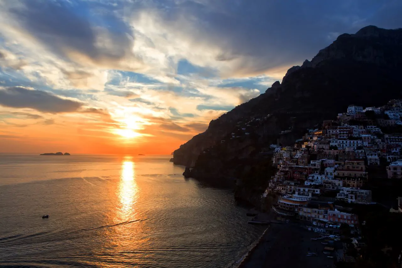 Positano, con le case che scendono a gradoni fino alla spiaggia