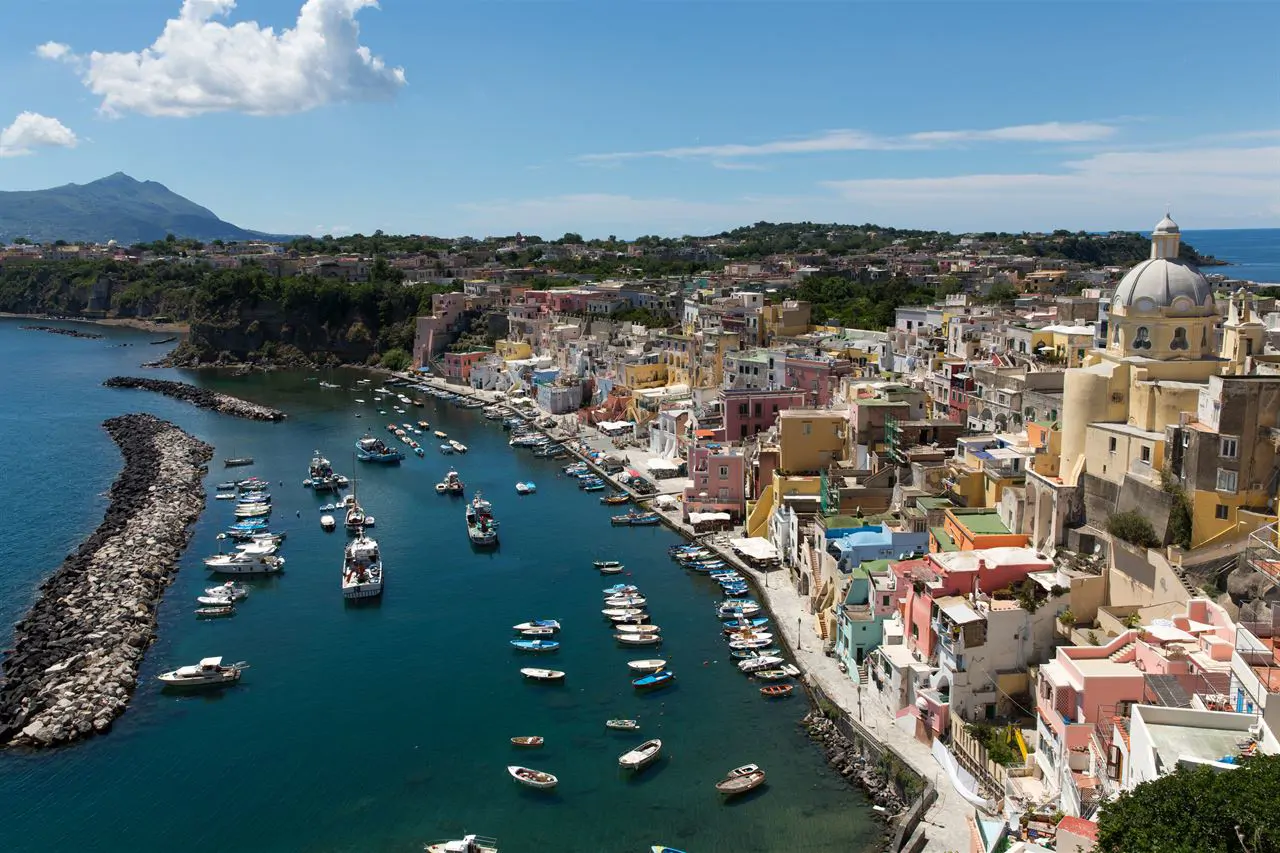 La Corricella, il porto di pescatori di Procida, con le case colorate
